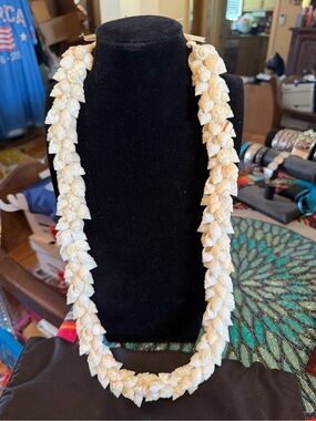 Genuine Hawaiian Vintage Niihau Shell Lei
